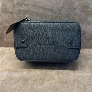 NWT United Polaris Therabody Pebble Gray Toiletry Bag.